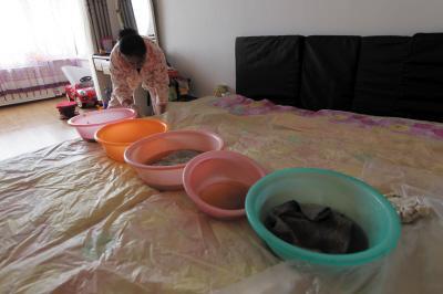 凤阳楼上漏水，住户失联，小区没物管，业主维权难！律师来支招……